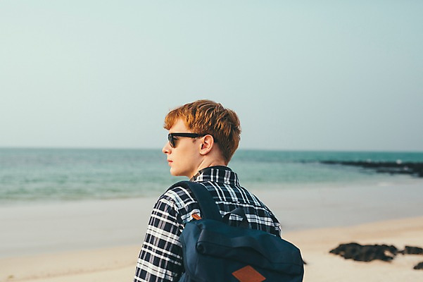 포토 JPG 주간 서양인 외국인 남자 맨라이프 여행 배낭 휴식 한명 서기 상반신 20대 성인 해변 야외 뒷모습 선글라스 제주도 성인남자한명만 국내포토 자연요소 1 라이프스타일 안경 바다 뷰포인트 컨셉 가방 모션 한국 사람 인종 청년 남자한명만 성인남자만 파일형식
