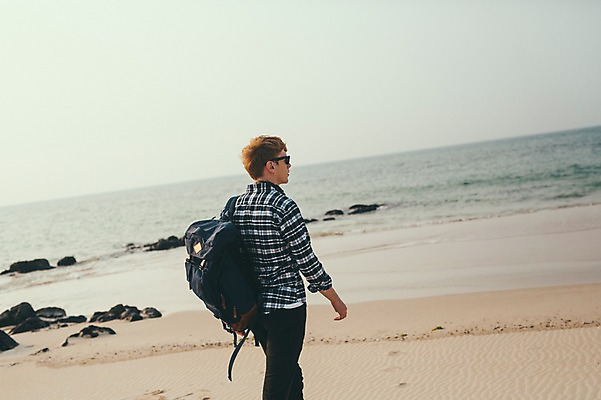 포토 JPG 주간 서양인 외국인 남자 맨라이프 여행 배낭 휴식 한명 상반신 20대 성인 해변 야외 뒷모습 제주도 걷기 성인남자한명만 국내포토 자연요소 1 라이프스타일 바다 뷰포인트 컨셉 가방 모션 한국 사람 인종 청년 남자한명만 성인남자만 파일형식