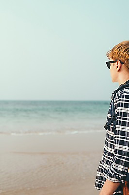 포토 JPG 주간 서양인 외국인 남자 맨라이프 여행 휴식 한명 서기 상반신 20대 성인 해변 야외 옆모습 선글라스 제주도 성인남자한명만 국내포토 자연요소 1 라이프스타일 안경 바다 뷰포인트 컨셉 모션 한국 사람 인종 청년 남자한명만 성인남자만 파일형식