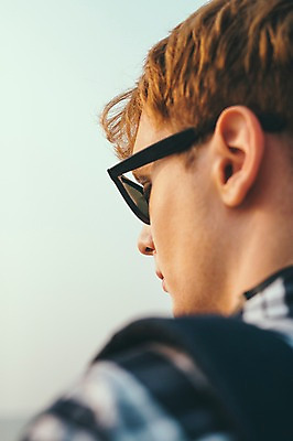 포토 JPG 주간 서양인 외국인 남자 맨라이프 여행 휴식 한명 서기 상반신 20대 성인 해변 야외 옆모습 선글라스 제주도 성인남자한명만 국내포토 자연요소 1 라이프스타일 안경 바다 뷰포인트 컨셉 모션 한국 사람 인종 청년 남자한명만 성인남자만 파일형식