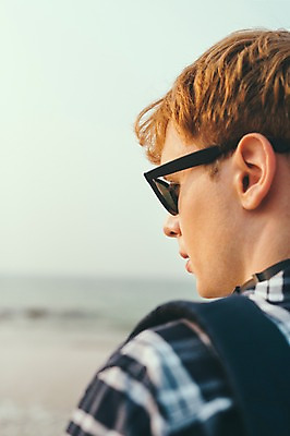 포토 JPG 주간 서양인 외국인 남자 맨라이프 여행 휴식 한명 서기 상반신 20대 성인 해변 야외 옆모습 선글라스 제주도 성인남자한명만 국내포토 자연요소 1 라이프스타일 안경 바다 뷰포인트 컨셉 모션 한국 사람 인종 청년 남자한명만 성인남자만 파일형식