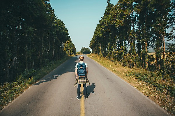 포토 JPG 주간 전신 서양인 외국인 남자 도로 여유 맨라이프 여행 배낭 한명 서기 20대 성인 야외 뒷모습 제주도 성인남자한명만 국내포토 자연요소 1 라이프스타일 감정 길 뷰포인트 가방 교통시설 모션 한국 사람 인종 청년 남자한명만 성인남자만 파일형식