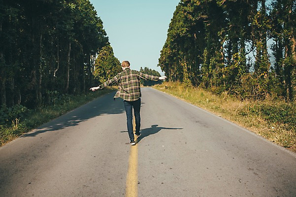 포토 JPG 주간 전신 서양인 외국인 나무 남자 도로 여유 맨라이프 여행 팔벌리기 한명 20대 성인 야외 뒷모습 제주도 걷기 즐거움 성인남자한명만 국내포토 자연요소 식물 1 라이프스타일 감정 길 뷰포인트 교통시설 모션 한국 사람 인종 청년 남자한명만 성인남자만 파일형식