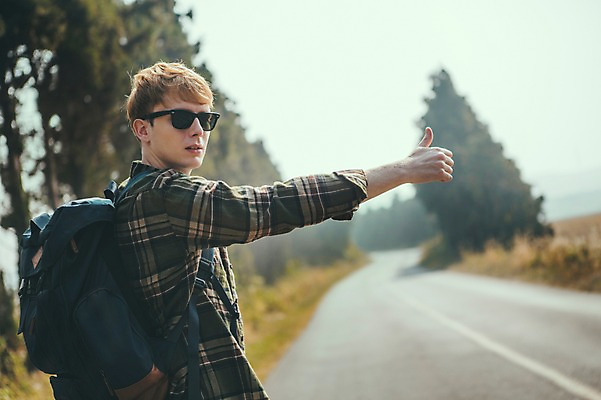 포토 JPG 주간 서양인 외국인 남자 도로 여유 맨라이프 여행 한명 서기 손짓 상반신 20대 성인 야외 옆모습 선글라스 제주도 엄지손가락 히치하이킹 성인남자한명만 국내포토 자연요소 1 라이프스타일 감정 안경 길 뷰포인트 손가락 교통시설 모션 한국 사람 인종 청년 남자한명만 성인남자만 파일형식