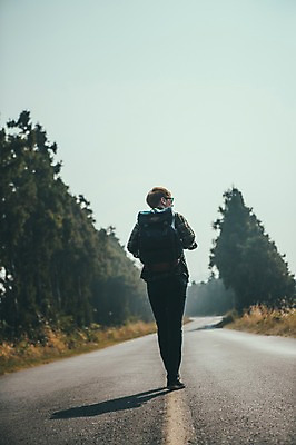 포토 JPG 주간 전신 서양인 외국인 남자 도로 여유 맨라이프 여행 배낭 한명 20대 성인 야외 뒷모습 제주도 걷기 성인남자한명만 국내포토 자연요소 1 라이프스타일 감정 길 뷰포인트 가방 교통시설 모션 한국 사람 인종 청년 남자한명만 성인남자만 파일형식