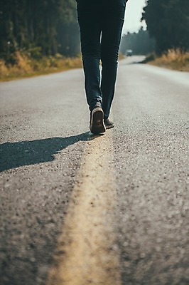 포토 JPG 주간 서양인 외국인 남자 도로 맨라이프 여행 휴식 한명 20대 성인 야외 뒷모습 제주도 걷기 하반신 다리 안식처 성인남자한명만 국내포토 자연요소 1 라이프스타일 길 뷰포인트 컨셉 교통시설 모션 한국 사람 인종 청년 신체부위 남자한명만 성인남자만 파일형식