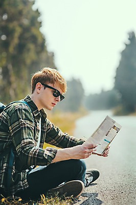 포토 JPG 주간 전신 서양인 외국인 남자 도로 맨라이프 여행 지도 휴식 한명 들기 앉기 20대 성인 야외 옆모습 선글라스 제주도 성인남자한명만 국내포토 자연요소 1 라이프스타일 안경 길 뷰포인트 컨셉 교통시설 모션 한국 사람 인종 청년 남자한명만 성인남자만 파일형식