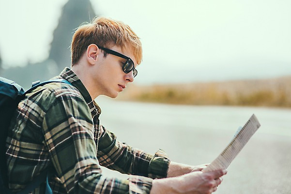 포토 JPG 주간 서양인 외국인 남자 도로 맨라이프 여행 지도 휴식 한명 들기 앉기 상반신 20대 성인 야외 옆모습 선글라스 제주도 성인남자한명만 국내포토 자연요소 1 라이프스타일 안경 길 뷰포인트 컨셉 교통시설 모션 한국 사람 인종 청년 남자한명만 성인남자만 파일형식