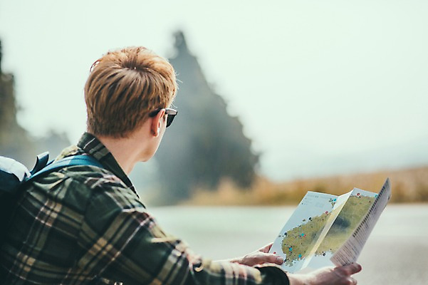 포토 JPG 주간 서양인 외국인 남자 도로 맨라이프 여행 지도 휴식 한명 들기 앉기 상반신 20대 성인 야외 옆모습 선글라스 제주도 성인남자한명만 국내포토 자연요소 1 라이프스타일 안경 길 뷰포인트 컨셉 교통시설 모션 한국 사람 인종 청년 남자한명만 성인남자만 파일형식