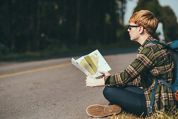 포토 JPG 주간 전신 서양인 외국인 남자 도로 맨라이프 여행 지도 휴식 한명 들기 앉기 20대 성인 야외 옆모습 선글라스 제주도 성인남자한명만 국내포토 자연요소 1 라이프스타일 안경 길 뷰포인트 컨셉 교통시설 모션 한국 사람 인종 청년 남자한명만 성인남자만 파일형식