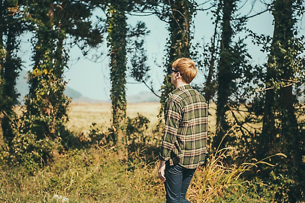 포토 JPG 주간 서양인 외국인 나무 남자 도로 여유 맨라이프 여행 한명 상반신 20대 성인 야외 옆모습 제주도 걷기 성인남자한명만 국내포토 자연요소 식물 1 라이프스타일 감정 길 뷰포인트 교통시설 모션 한국 사람 인종 청년 남자한명만 성인남자만 파일형식