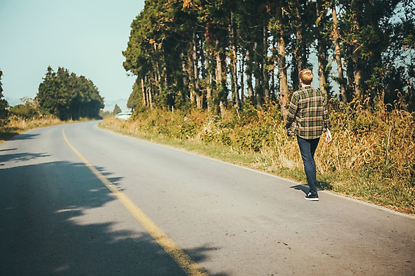 포토 JPG 주간 전신 서양인 외국인 나무 남자 도로 여유 맨라이프 여행 한명 20대 성인 야외 뒷모습 제주도 걷기 성인남자한명만 국내포토 자연요소 식물 1 라이프스타일 감정 길 뷰포인트 교통시설 모션 한국 사람 인종 청년 남자한명만 성인남자만 파일형식