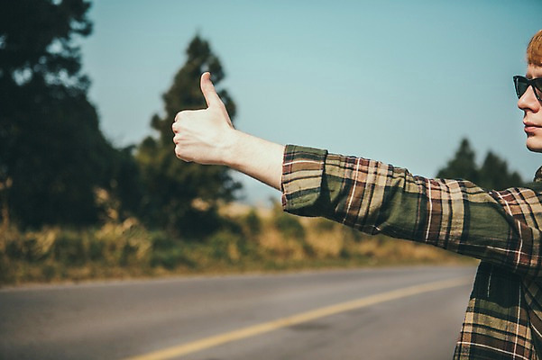 포토 JPG 주간 서양인 외국인 남자 도로 여유 맨라이프 여행 한명 서기 손짓 상반신 20대 성인 야외 옆모습 제주도 엄지손가락 히치하이킹 성인남자한명만 국내포토 자연요소 1 라이프스타일 감정 길 뷰포인트 손가락 교통시설 모션 한국 사람 인종 청년 남자한명만 성인남자만 파일형식