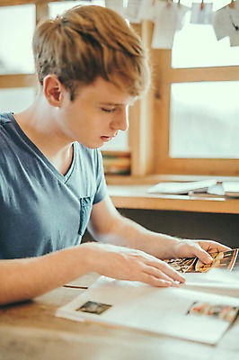 포토 JPG 서양인 외국인 남자 맨라이프 여행 휴식 실내 한명 앉기 상반신 20대 성인 옆모습 제주도 카페 잡지 읽기 성인남자한명만 국내포토 1 라이프스타일 뷰포인트 컨셉 모션 한국 사람 인종 청년 내부 간행물 상점 남자한명만 성인남자만 파일형식