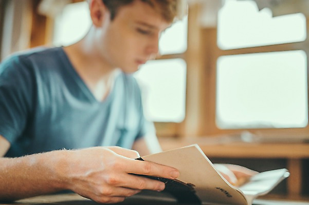 포토 JPG 서양인 외국인 남자 맨라이프 여행 휴식 실내 한명 앉기 상반신 20대 성인 앞모습 아웃포커스 제주도 카페 잡지 성인남자한명만 국내포토 1 라이프스타일 뷰포인트 컨셉 모션 한국 촬영기법 사람 인종 청년 내부 간행물 상점 남자한명만 성인남자만 파일형식