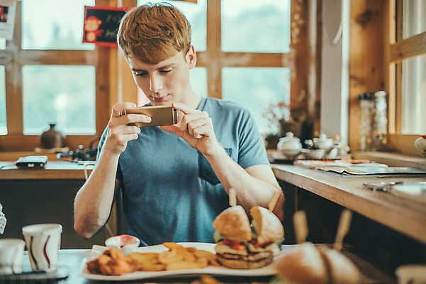 포토 JPG 서양인 외국인 남자 맨라이프 여행 휴식 실내 한명 들기 앉기 상반신 20대 성인 앞모습 스마트폰 제주도 카페 햄버거 찍기 성인남자한명만 국내포토 1 라이프스타일 뷰포인트 컨셉 모션 한국 패스트푸드 사람 인종 청년 내부 핸드폰 스마트기기 상점 남자한명만 성인남자만 파일형식