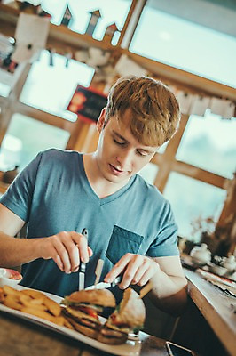 포토 JPG 서양인 외국인 남자 맨라이프 여행 포크 휴식 실내 한명 들기 앉기 상반신 20대 성인 앞모습 제주도 카페 햄버거 나이프 성인남자한명만 국내포토 1 라이프스타일 식기 뷰포인트 컨셉 모션 한국 패스트푸드 사람 인종 청년 내부 상점 칼 남자한명만 성인남자만 파일형식