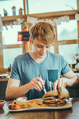 포토 JPG 서양인 외국인 남자 맨라이프 여행 휴식 실내 한명 앉기 상반신 20대 성인 앞모습 제주도 카페 햄버거 나이프 성인남자한명만 국내포토 1 라이프스타일 식기 뷰포인트 컨셉 모션 한국 패스트푸드 사람 인종 청년 내부 상점 칼 남자한명만 성인남자만 파일형식