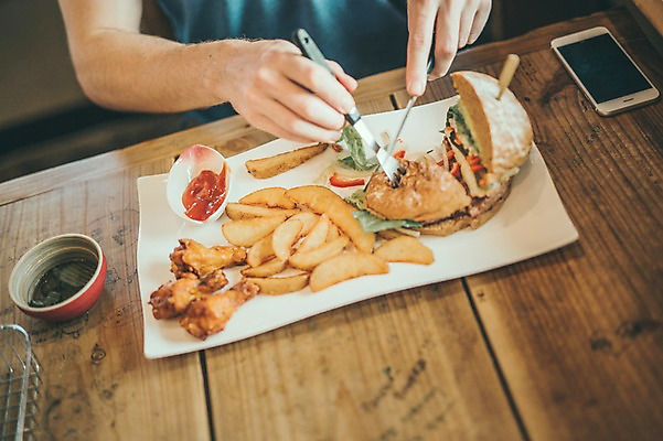 포토 JPG 주간 서양인 외국인 손 남자 맨라이프 여행 포크 휴식 실내 한명 앉기 상반신 20대 성인 앞모습 신체부위 제주도 카페 햄버거 나이프 성인남자한명만 국내포토 자연요소 1 라이프스타일 식기 뷰포인트 컨셉 모션 한국 패스트푸드 사람 인종 청년 내부 상점 칼 남자한명만 성인남자만 파일형식