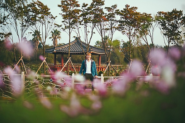포토 JPG 주간 서양인 외국인 공원 남자 맨라이프 여행 휴식 한명 미소 앉기 상반신 20대 성인 야외 앞모습 제주도 코스모스 성인남자한명만 국내포토 자연요소 1 라이프스타일 공공시설 꽃 뷰포인트 컨셉 모션 한국 표정 사람 인종 청년 남자한명만 성인남자만 파일형식
