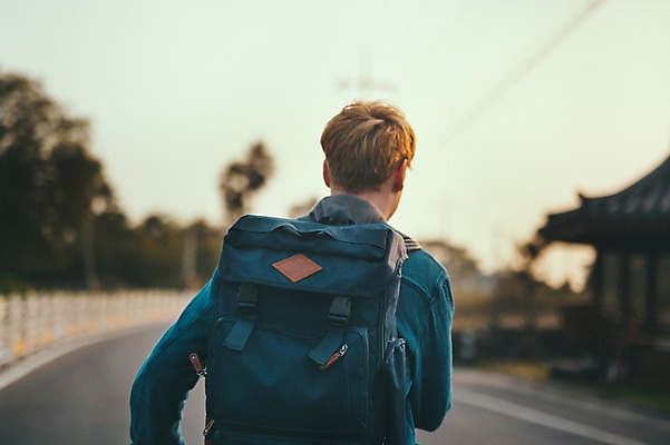 포토 JPG 주간 서양인 외국인 남자 도로 맨라이프 여행 배낭 한명 상반신 20대 성인 야외 뒷모습 제주도 걷기 산책 성인남자한명만 국내포토 자연요소 1 라이프스타일 길 뷰포인트 가방 교통시설 모션 휴식 한국 사람 인종 청년 남자한명만 성인남자만 파일형식