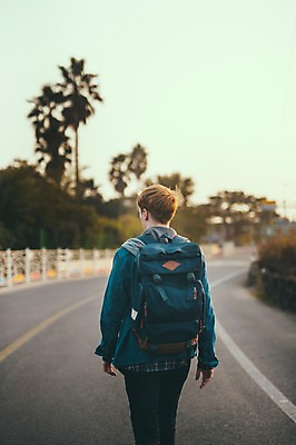 포토 JPG 주간 서양인 외국인 남자 도로 맨라이프 여행 배낭 한명 상반신 20대 성인 야외 뒷모습 제주도 걷기 산책 성인남자한명만 국내포토 자연요소 1 라이프스타일 길 뷰포인트 가방 교통시설 모션 휴식 한국 사람 인종 청년 남자한명만 성인남자만 파일형식