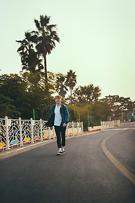 포토 JPG 주간 전신 서양인 외국인 남자 도로 맨라이프 여행 한명 20대 성인 야외 앞모습 제주도 걷기 산책 성인남자한명만 국내포토 자연요소 1 라이프스타일 길 뷰포인트 교통시설 모션 휴식 한국 사람 인종 청년 남자한명만 성인남자만 파일형식