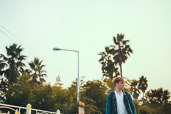 포토 JPG 주간 서양인 외국인 공원 남자 맨라이프 여행 가로등 휴식 한명 서기 상반신 20대 성인 야외 앞모습 제주도 성인남자한명만 국내포토 자연요소 1 라이프스타일 공공시설 뷰포인트 컨셉 모션 한국 사람 인종 청년 남자한명만 성인남자만 파일형식