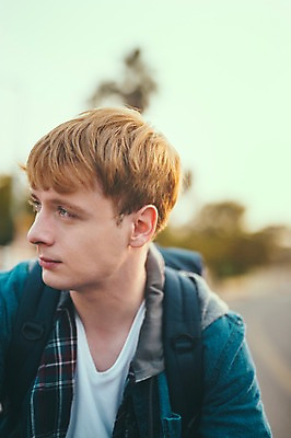 포토 JPG 주간 서양인 외국인 공원 남자 맨라이프 여행 휴식 한명 앉기 상반신 20대 성인 야외 앞모습 제주도 성인남자한명만 국내포토 자연요소 1 라이프스타일 공공시설 뷰포인트 컨셉 모션 한국 사람 인종 청년 남자한명만 성인남자만 파일형식