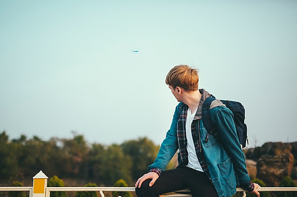 포토 JPG 주간 서양인 외국인 공원 남자 맨라이프 여행 휴식 한명 앉기 상반신 20대 성인 야외 옆모습 제주도 성인남자한명만 국내포토 자연요소 1 라이프스타일 공공시설 뷰포인트 컨셉 모션 한국 사람 인종 청년 남자한명만 성인남자만 파일형식