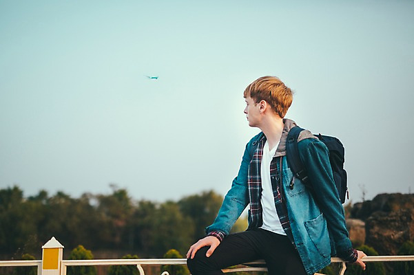 포토 JPG 주간 서양인 외국인 공원 남자 맨라이프 여행 휴식 한명 앉기 상반신 20대 성인 야외 옆모습 제주도 성인남자한명만 국내포토 자연요소 1 라이프스타일 공공시설 뷰포인트 컨셉 모션 한국 사람 인종 청년 남자한명만 성인남자만 파일형식