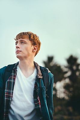 포토 JPG 주간 서양인 외국인 공원 남자 맨라이프 여행 휴식 한명 앉기 상반신 20대 성인 야외 앞모습 제주도 성인남자한명만 국내포토 자연요소 1 라이프스타일 공공시설 뷰포인트 컨셉 모션 한국 사람 인종 청년 남자한명만 성인남자만 파일형식