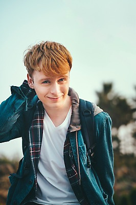 포토 JPG 주간 서양인 외국인 남자 맨라이프 여행 배낭 휴식 한명 미소 상반신 20대 성인 야외 앞모습 제주도 성인남자한명만 국내포토 자연요소 1 라이프스타일 뷰포인트 컨셉 가방 한국 표정 사람 인종 청년 남자한명만 성인남자만 파일형식