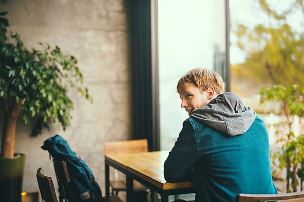 포토 JPG 주간 서양인 외국인 남자 맨라이프 여행 휴식 실내 한명 앉기 상반신 20대 성인 뒷모습 제주도 카페 성인남자한명만 국내포토 자연요소 1 라이프스타일 뷰포인트 컨셉 모션 한국 사람 인종 청년 내부 상점 남자한명만 성인남자만 파일형식