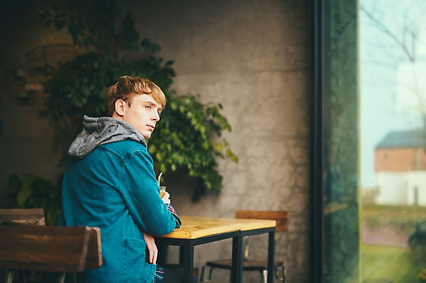포토 JPG 주간 서양인 외국인 응시 남자 맨라이프 여행 휴식 실내 한명 앉기 상반신 20대 성인 옆모습 제주도 카페 성인남자한명만 국내포토 자연요소 1 라이프스타일 시선 뷰포인트 컨셉 모션 한국 사람 인종 청년 내부 상점 남자한명만 성인남자만 파일형식