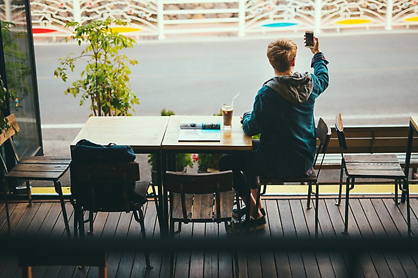포토 JPG 주간 전신 서양인 외국인 남자 맨라이프 여행 휴식 실내 한명 들기 앉기 20대 성인 뒷모습 스마트폰 제주도 카페 셀프카메라 성인남자한명만 국내포토 자연요소 1 라이프스타일 뷰포인트 컨셉 모션 한국 사람 인종 청년 내부 핸드폰 스마트기기 상점 사진촬영 남자한명만 성인남자만 파일형식