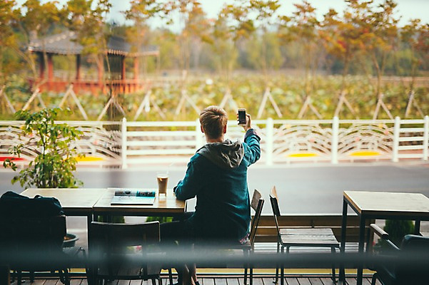 포토 JPG 주간 전신 서양인 외국인 남자 맨라이프 여행 휴식 실내 한명 들기 앉기 20대 성인 뒷모습 스마트폰 제주도 카페 셀프카메라 성인남자한명만 국내포토 자연요소 1 라이프스타일 뷰포인트 컨셉 모션 한국 사람 인종 청년 내부 핸드폰 스마트기기 상점 사진촬영 남자한명만 성인남자만 파일형식