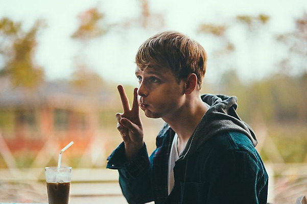 포토 JPG 주간 서양인 외국인 남자 맨라이프 여행 휴식 실내 한명 앉기 상반신 20대 성인 옆모습 제주도 사진촬영 카페 브이 성인남자한명만 국내포토 자연요소 1 라이프스타일 뷰포인트 컨셉 모션 한국 사람 인종 손짓 청년 내부 상점 촬영 남자한명만 성인남자만 파일형식