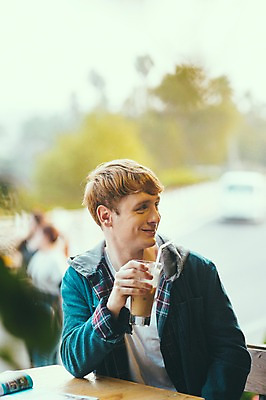 포토 JPG 주간 서양인 외국인 남자 커피 맨라이프 여행 휴식 실내 한명 미소 들기 앉기 상반신 20대 성인 앞모습 제주도 카페 성인남자한명만 국내포토 자연요소 1 라이프스타일 음료 뷰포인트 컨셉 모션 한국 표정 사람 인종 청년 내부 상점 남자한명만 성인남자만 파일형식