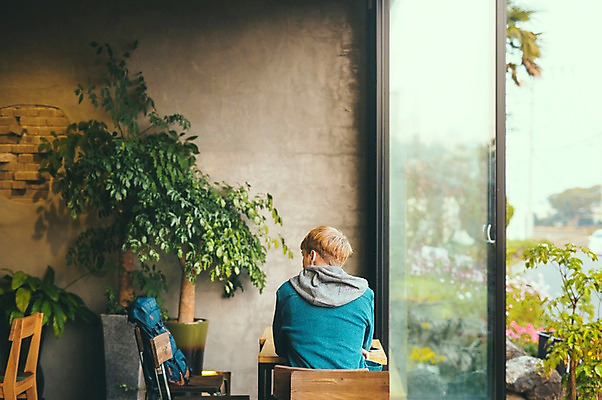 포토 JPG 주간 서양인 외국인 남자 맨라이프 여행 휴식 실내 한명 앉기 상반신 20대 성인 뒷모습 제주도 카페 안식처 성인남자한명만 국내포토 자연요소 1 라이프스타일 뷰포인트 컨셉 모션 한국 사람 인종 청년 내부 상점 남자한명만 성인남자만 파일형식