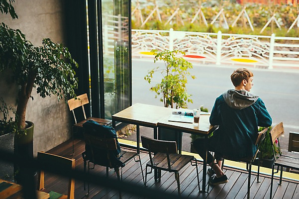 포토 JPG 주간 전신 서양인 외국인 남자 맨라이프 여행 휴식 실내 한명 앉기 20대 성인 뒷모습 제주도 카페 안식처 성인남자한명만 국내포토 자연요소 1 라이프스타일 뷰포인트 컨셉 모션 한국 사람 인종 청년 내부 상점 남자한명만 성인남자만 파일형식