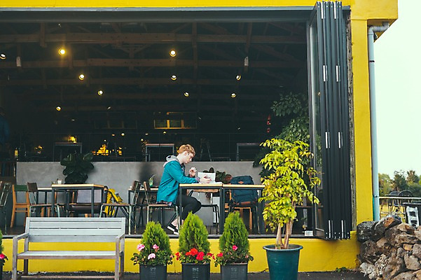 포토 JPG 주간 전신 서양인 외국인 남자 맨라이프 여행 휴식 실내 한명 앉기 20대 성인 옆모습 제주도 카페 성인남자한명만 국내포토 자연요소 1 라이프스타일 뷰포인트 컨셉 모션 한국 사람 인종 청년 내부 상점 남자한명만 성인남자만 파일형식
