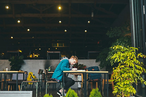 포토 JPG 주간 전신 서양인 외국인 남자 맨라이프 여행 휴식 실내 한명 앉기 20대 성인 옆모습 제주도 카페 안식처 성인남자한명만 국내포토 자연요소 1 라이프스타일 뷰포인트 컨셉 모션 한국 사람 인종 청년 내부 상점 남자한명만 성인남자만 파일형식