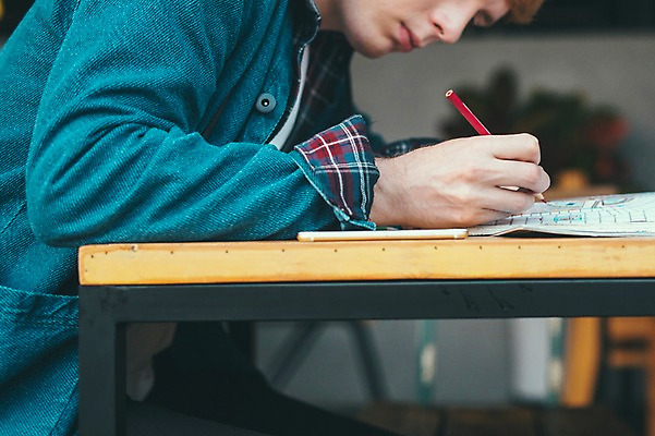 포토 JPG 서양인 외국인 남자 맨라이프 여행 지도 휴식 실내 한명 들기 앉기 상반신 20대 성인 옆모습 제주도 연필 카페 기록 성인남자한명만 국내포토 1 라이프스타일 뷰포인트 컨셉 모션 학용품 한국 사람 인종 청년 내부 필기구 상점 남자한명만 성인남자만 파일형식