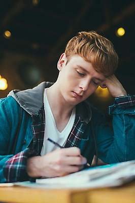 포토 JPG 서양인 외국인 남자 맨라이프 여행 생각 휴식 실내 한명 들기 앉기 상반신 20대 성인 앞모습 제주도 연필 카페 기록 성인남자한명만 국내포토 1 라이프스타일 뷰포인트 컨셉 모션 학용품 한국 사람 인종 청년 내부 필기구 상점 남자한명만 성인남자만 파일형식