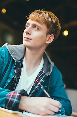 포토 JPG 서양인 외국인 남자 맨라이프 여행 휴식 실내 한명 미소 들기 앉기 상반신 20대 성인 앞모습 제주도 연필 카페 기록 성인남자한명만 국내포토 1 라이프스타일 뷰포인트 컨셉 모션 학용품 한국 표정 사람 인종 청년 내부 필기구 상점 남자한명만 성인남자만 파일형식