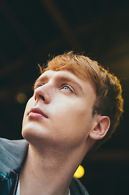 포토 JPG 서양인 외국인 응시 남자 맨라이프 여행 휴식 실내 한명 앉기 상반신 20대 성인 앞모습 제주도 카페 성인남자한명만 국내포토 1 라이프스타일 시선 뷰포인트 컨셉 모션 한국 사람 인종 청년 내부 상점 남자한명만 성인남자만 파일형식