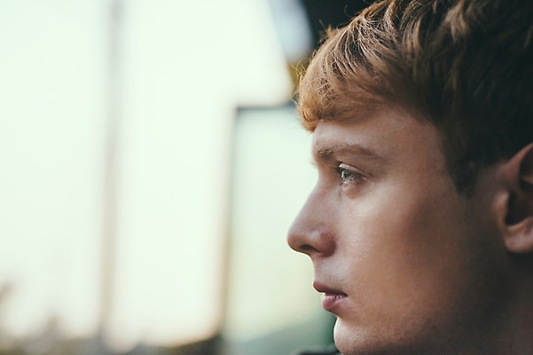 포토 JPG 주간 서양인 외국인 응시 남자 맨라이프 여행 휴식 실내 한명 앉기 상반신 20대 성인 옆모습 제주도 카페 성인남자한명만 국내포토 자연요소 1 라이프스타일 시선 뷰포인트 컨셉 모션 한국 사람 인종 청년 내부 상점 남자한명만 성인남자만 파일형식