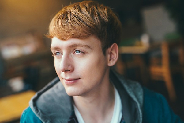 포토 JPG 서양인 외국인 남자 맨라이프 여행 휴식 실내 한명 미소 앉기 상반신 20대 성인 앞모습 제주도 카페 성인남자한명만 국내포토 1 라이프스타일 뷰포인트 컨셉 모션 한국 표정 사람 인종 청년 내부 상점 남자한명만 성인남자만 파일형식