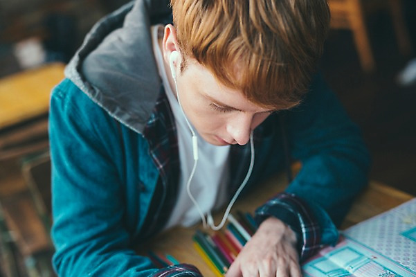 포토 JPG 서양인 외국인 남자 맨라이프 여행 휴식 실내 한명 앉기 상반신 20대 성인 앞모습 제주도 카페 성인남자한명만 국내포토 1 라이프스타일 뷰포인트 컨셉 모션 한국 사람 인종 청년 내부 상점 남자한명만 성인남자만 파일형식